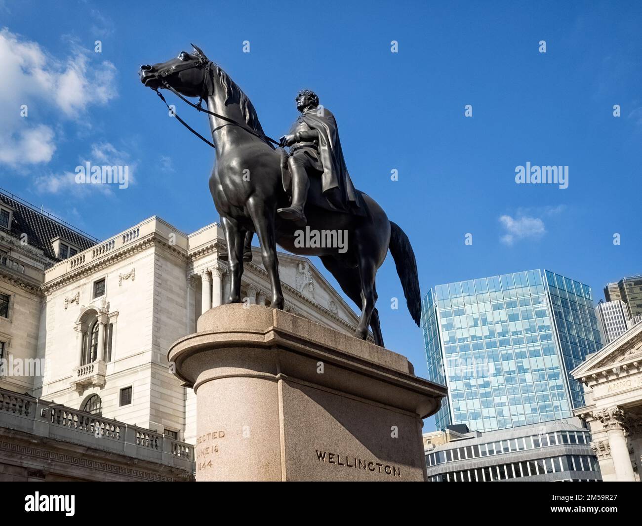 LONDRES, Royaume-Uni - 25 AOÛT 2017 : statue équestre du duc de Wellington devant l'édifice de la Banque d'Angleterre Banque D'Images