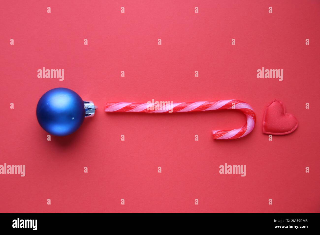 Carte créative Joyeux Noël. Canne à sucre et boule de Noël. Banque D'Images