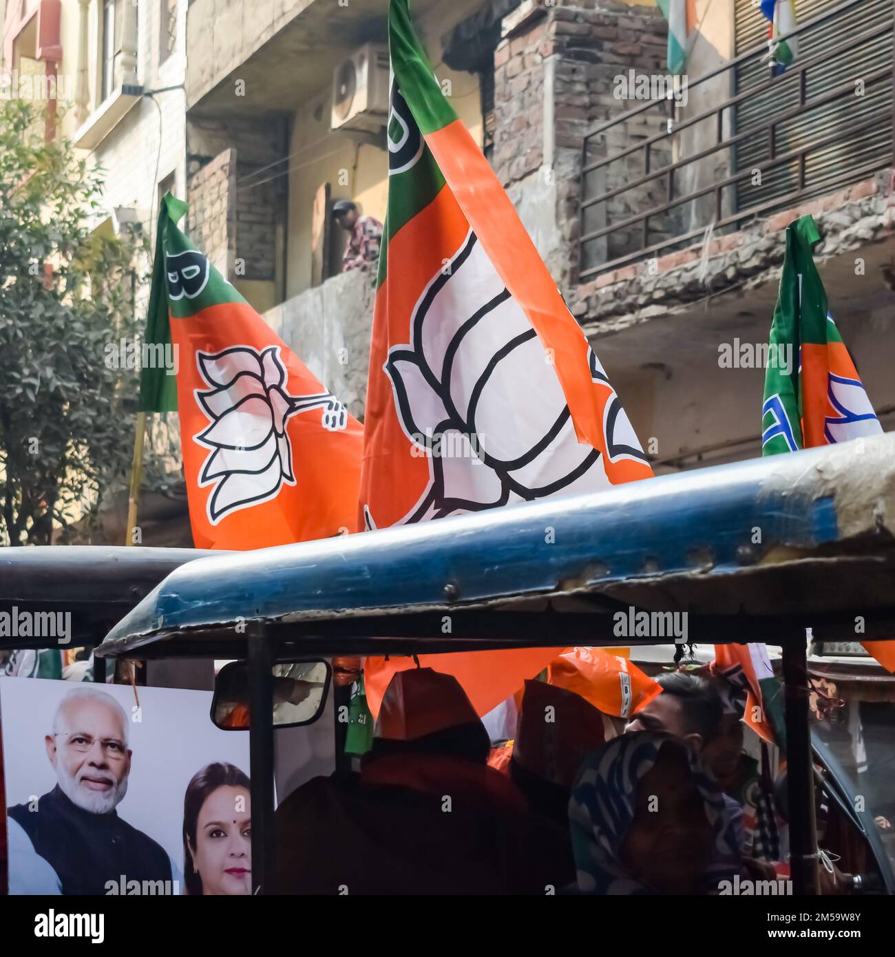 Delhi, Inde, 02 décembre 2022 - Bharatiya Janata Party (BJP) supporter lors de méga Road show en soutien du candidat du BJP Pankaj Luthara de déposer nomina Banque D'Images