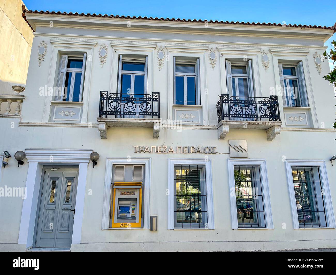 Le bâtiment néoclassique de la Banque du Pirée à Sparti, Laconia, Péloponnèse, Grèce. Pirée Bank est l'une des principales banques de détail grecques, spread Banque D'Images