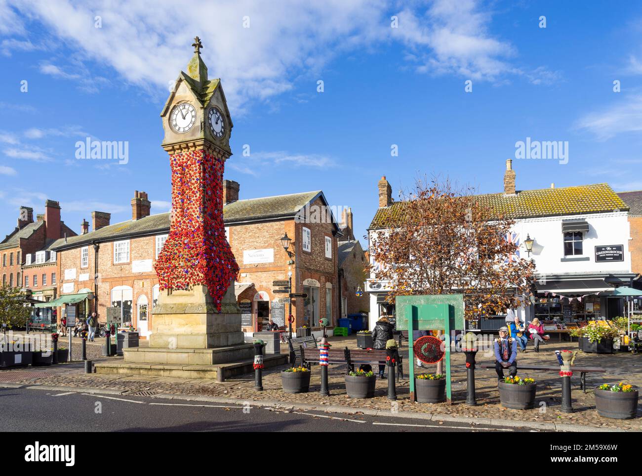 Thirsk North Yorkshire Thirsk Market place Clock Tower Thirsk avec des fils bombardant thirsk North Yorkshire Angleterre GB Europe Banque D'Images