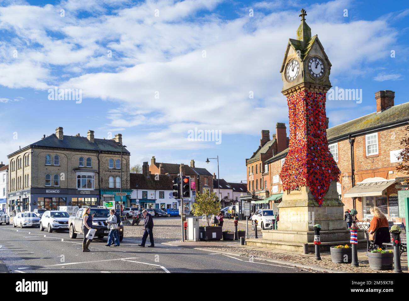 Thirsk North Yorkshire Thirsk Market place Clock Tower Thirsk avec des fils bombardant thirsk North Yorkshire Angleterre GB Europe Banque D'Images