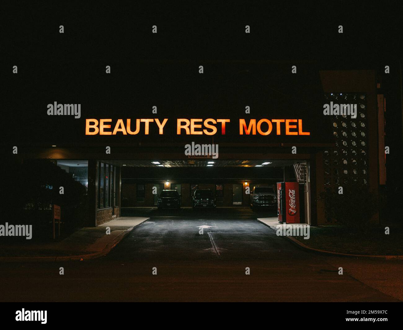 Panneau Beauty Rest Motel à la nuit, Edison, New Jersey Banque D'Images