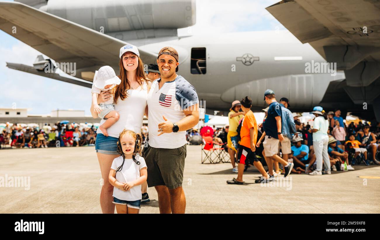 Une famille pose pour une photo de groupe au salon de l'air de la baie de Kaneohe 2022, à la station aérienne du corps des Marines, à la base du corps des Marines d'Hawaï, le 13 août 2022. Le spectacle aérien a été organisé pour permettre à la communauté locale, aux membres du service et aux résidents de la MBH d'interagir lors d'un événement de classe mondiale. Le Kaneohe Bay Air Show, qui contenait des spectacles aériens, des expositions statiques, des démonstrations et des vendeurs, a été conçu pour exprimer l'appréciation de la MCBH aux résidents d'Hawaï et leur soutien continu à l'installation. Banque D'Images