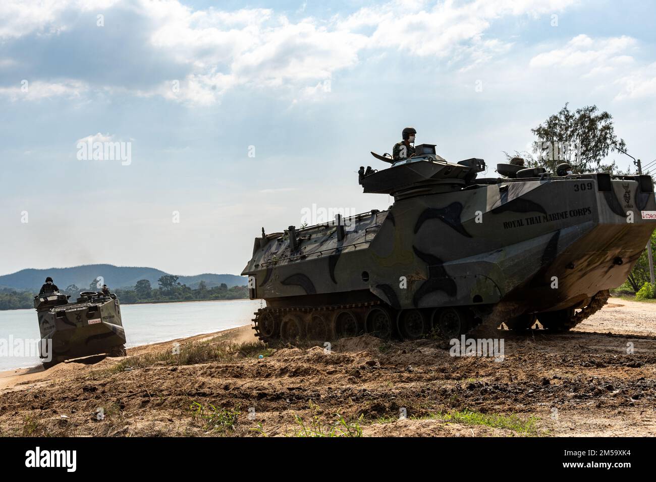 U-Tapao, Royaume de Thaïlande – Royal Thai et les Marines des États-Unis exploitent des véhicules d'assaut amphibie du Royal Thai Marine corps AAV7A1 RAM/RS au cours d'un exercice d'entraînement le 23 février 2022. Les Marines thaïes royales du bataillon de véhicules amphibies d'assaut de la RTMC et les Marines américaines du bataillon des amphibiens d'assaut de 3rd, division marine de 1st, participent à un échange d'experts en la matière du 21 février au 4 mars 2022, dans le cadre de l'exercice Cobra Gold 2022. Pendant le SMEE, Thai et les Marines des États-Unis s'entraîneront à la fois sur l'entretien et les opérations de l'AAV. Cobra Gold 2022 est la version 41st de la formation internationale Banque D'Images