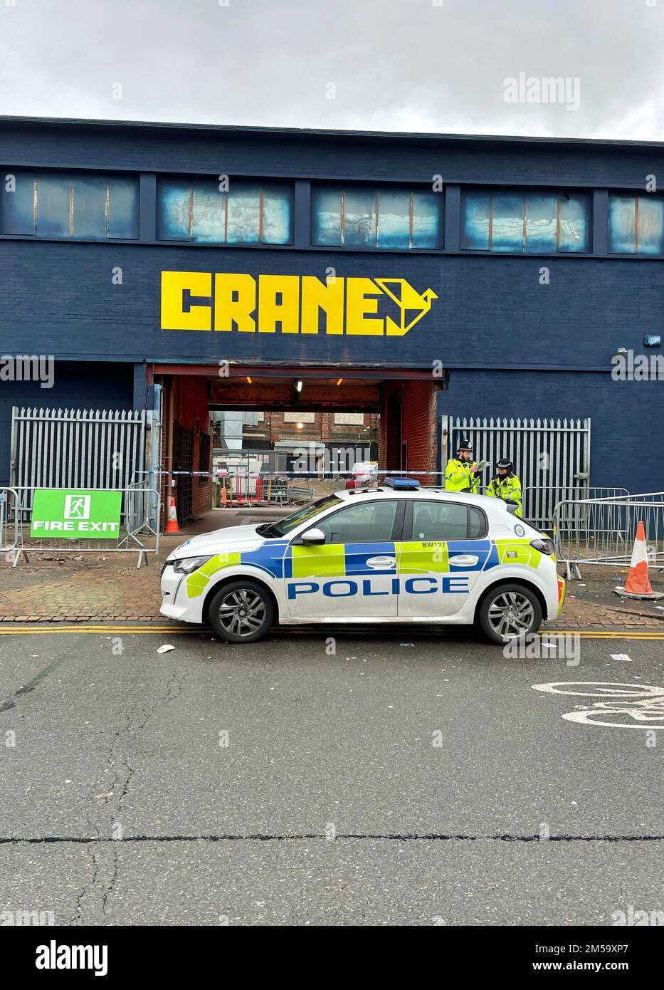 Capture d'écran de PA vidéo de la police à l'extérieur de la boîte de nuit Crane à Digbeth, Birmingham, où un homme de 23 ans est décédé après avoir été poignardé sur le dancefloor le lendemain de Noël. La police a été appelée sur le site de la grue, à Adderley Street, à Digbeth, juste avant 11,45pm, pour faire savoir que la victime avait été blessée. Selon la police des West Midlands, l'homme avait passé une soirée avec des amis lorsqu'il avait été approché par un groupe de personnes. En dépit des efforts pour le sauver, il a été déclaré mort environ une demi-heure après que les officiers ont été appelés, a déclaré la force. Date de la photo: Mardi 27 décembre 2022. Banque D'Images