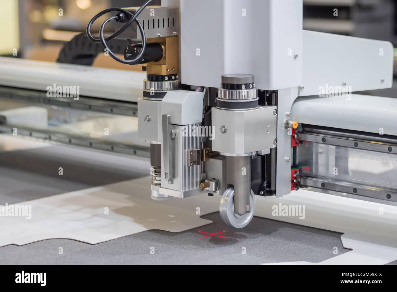 Couteau numérique à plat, traceur coupant des feuilles de carton blanches à l'exposition Banque D'Images
