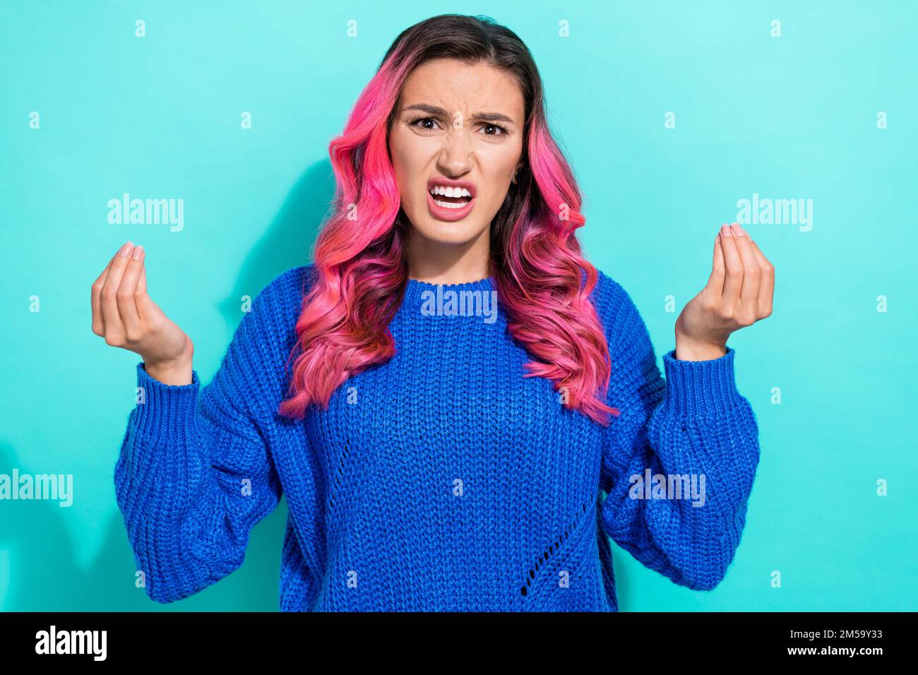 Portrait de insatisfait agressive furieuse femme porter pulls tricotés criant mauvaise situation isolée sur un arrière-plan coloré de couleur sarcelle Banque D'Images