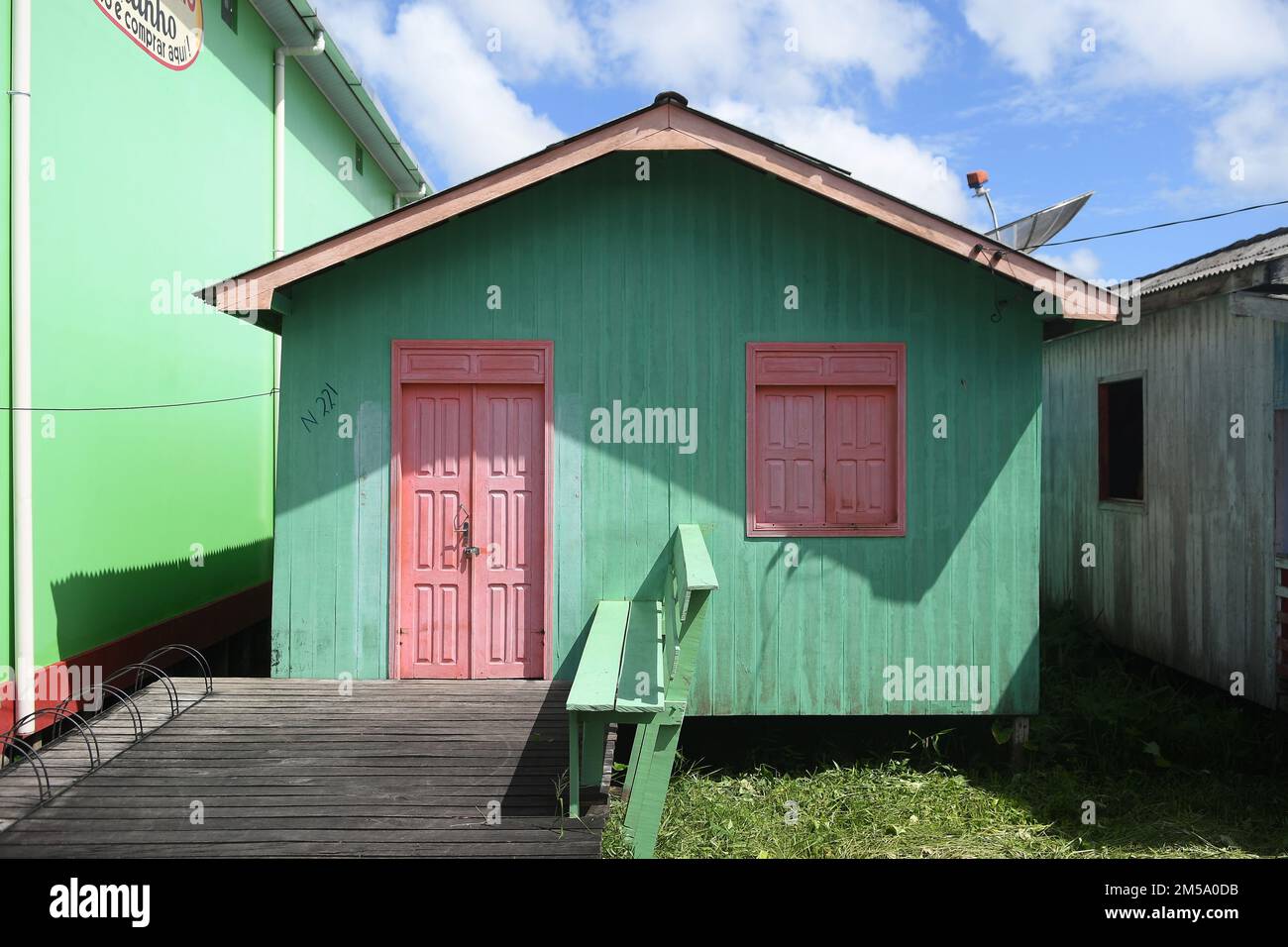 Afuá, Brésil, 20 novembre 2021. Maisons en bord de rivière dans la ville d'Afuá en Amazonie. Banque D'Images