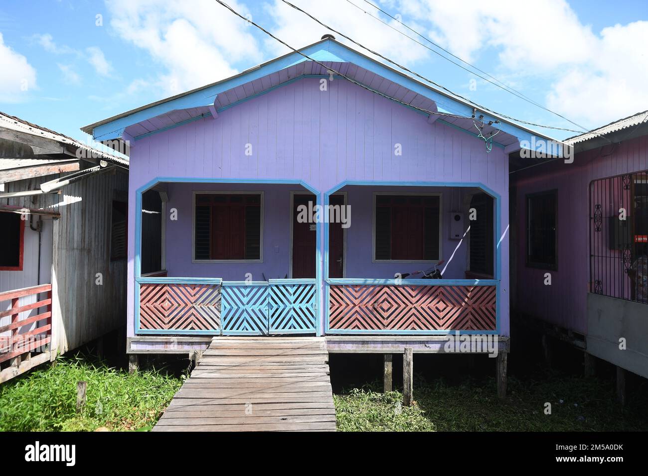 Afuá, Brésil, 20 novembre 2021. Maisons en bord de rivière dans la ville d'Afuá en Amazonie. Banque D'Images