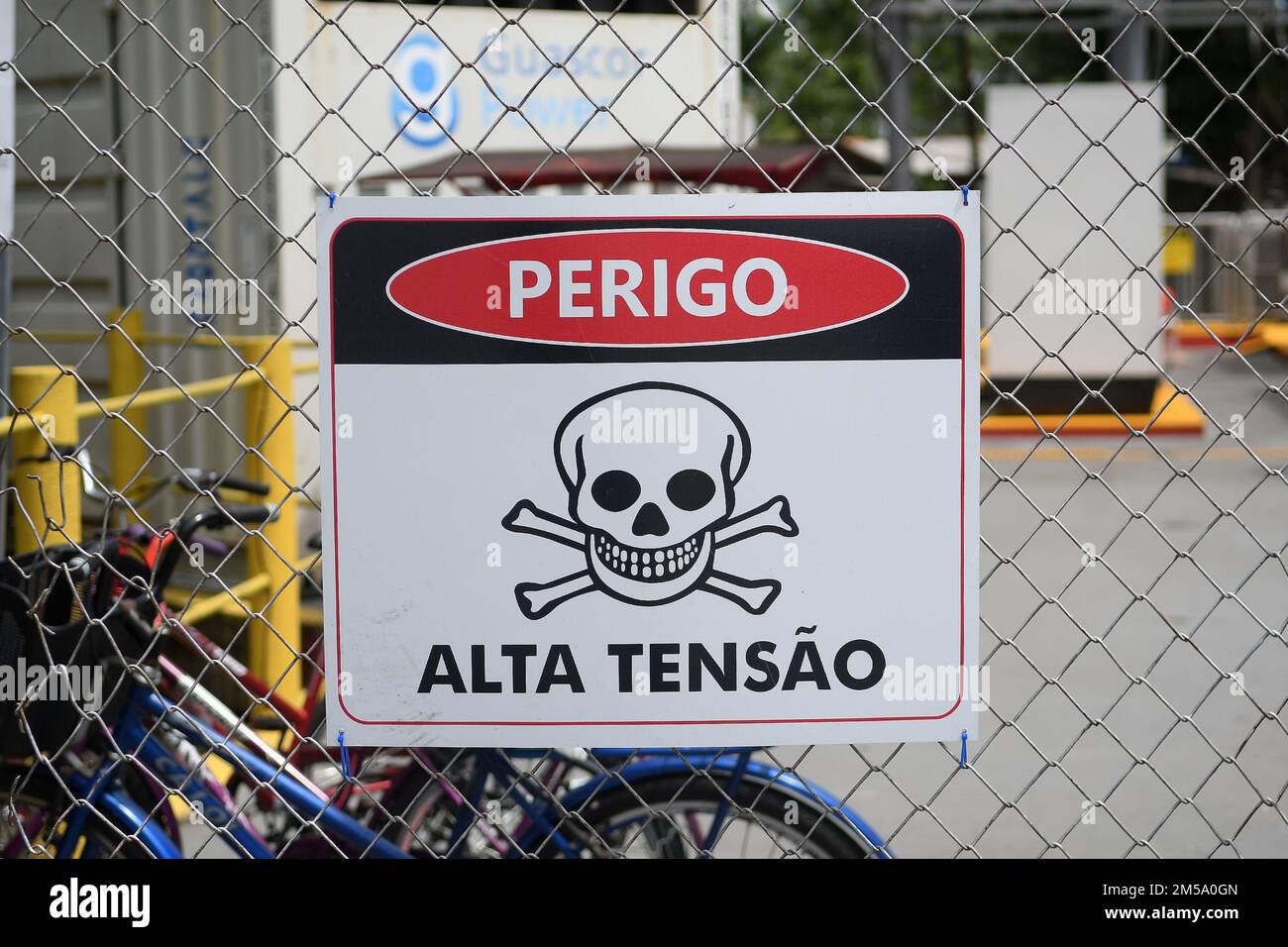 Afuá,Brésil,20 novembre 2021.panneau d'avertissement de danger haute tension électrique devant la compagnie guascor, responsable de l'alimentation électrique dans la ville d'A Banque D'Images