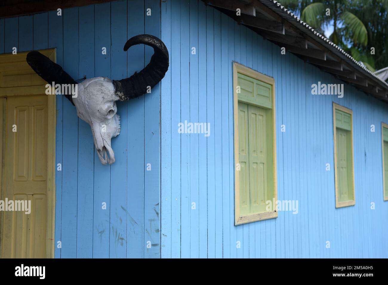 Afuá, Brésil, 20 novembre 2021. Maisons en bord de rivière dans la ville d'Afuá en Amazonie. Banque D'Images