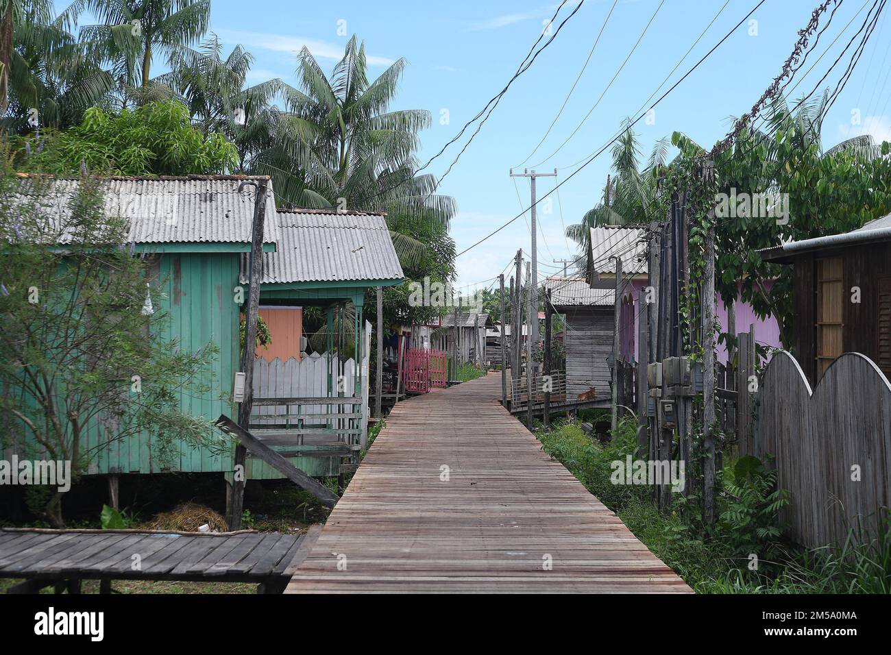 Afuá, Brésil, 20 novembre 2021. Maisons en bord de rivière dans la ville d'Afuá en Amazonie. Banque D'Images