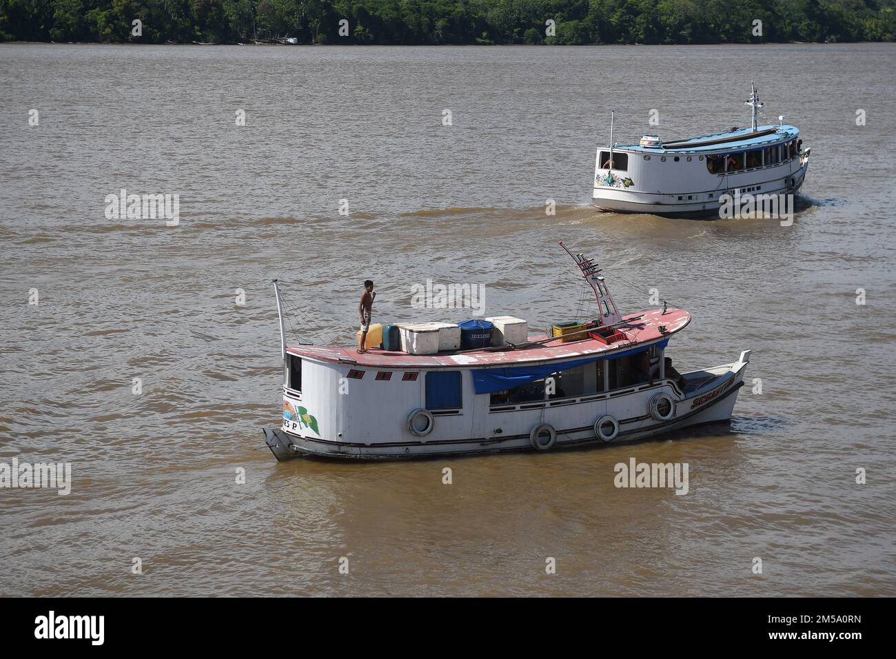 Afuá,Brésil,20 novembre 2021.navires régionaux naviguant sur le fleuve Amazone, dans l'état de Pará. Banque D'Images