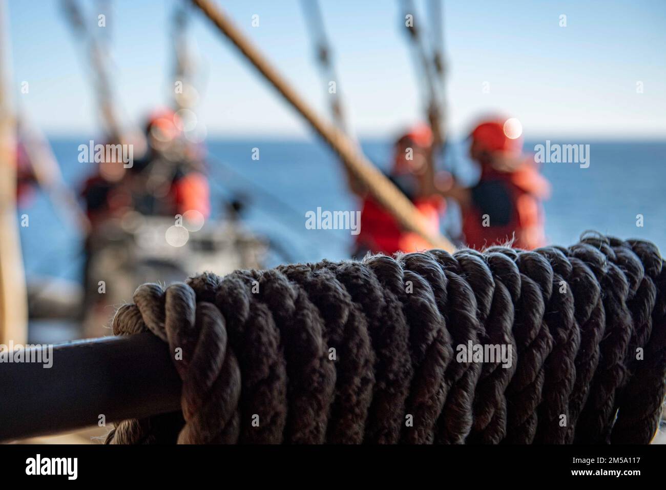 220213-N-XK462-1136 OCÉAN PACIFIQUE (le 13 février 2022) des marins élèvent un bateau rigide gonflable de la coque (RRHIB) à bord du porte-avions USS Nimitz (CVN 68). Nimitz mène actuellement des opérations de routine. Banque D'Images