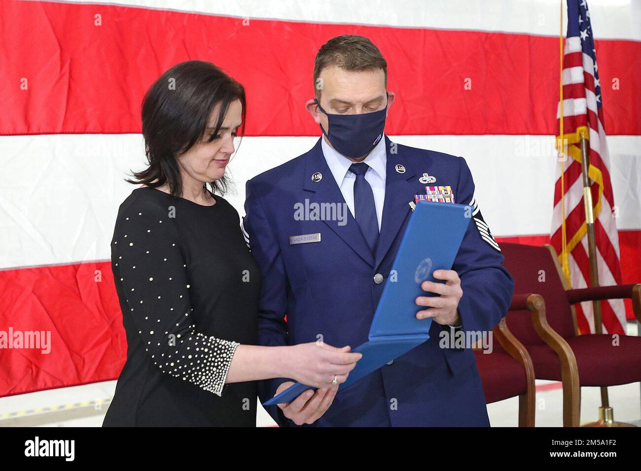 Le Sgt principal Micheal VanDriessche, chef des armes de l'escadron de maintenance des aéronefs 127th, et Mme VanDriessche, ont lu l'ordre de retraite lors de sa cérémonie de retraite, le dimanche de février, Drill, à la base de la Garde nationale de Selfridge Air, au Michigan. Banque D'Images