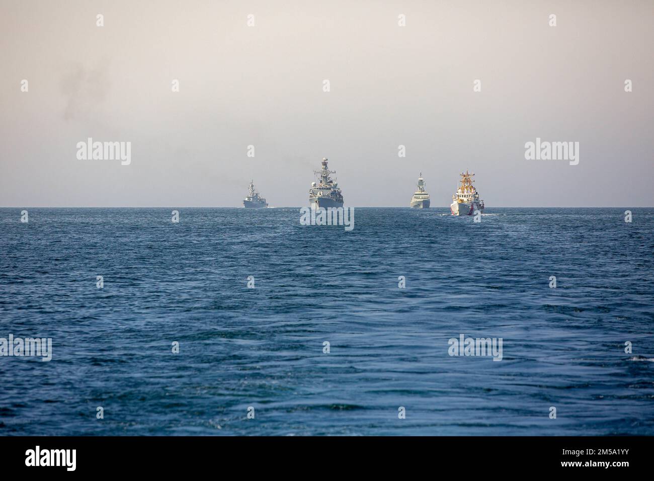 220213-A-RM286-4032 GOLFE PERSIQUE (13 février 2022) frégate de la Marine royale HMS Montrose (F 236), à gauche, frégate de la Marine pakistanaise PNS Aslat (F 254), à gauche centre du navire de patrouille Al-Shinas de la Marine royale d'Oman (Z 21), à droite, Et USCGC Charles Molthrope (WPC 1141) naviguent en formation pendant l'exercice maritime international/Cutlass Express (IMX/ce) 2022 dans le golfe Arabique, février 13. IMX/ce 2022 est la plus grande manifestation de formation multinationale au Moyen-Orient, impliquant plus de 60 nations et organisations internationales engagées à renforcer le partenariat et l'interopérabilité pour renforcer la sécurité maritime an Banque D'Images