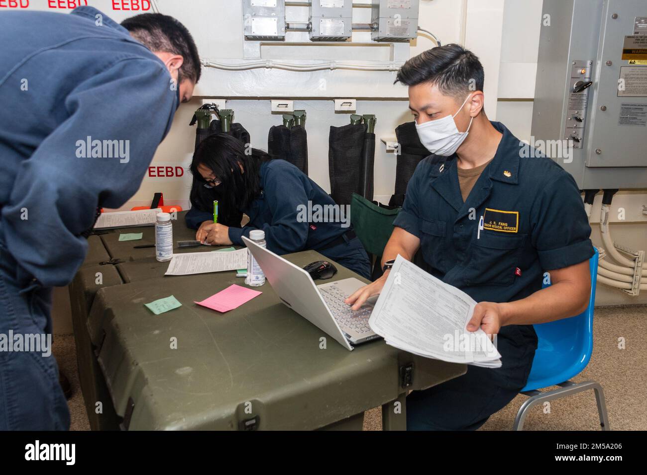 220213-N-VQ947-1002 OCÉAN PACIFIQUE (13 février 2022) — les marins effectuent la vaccination de rappel COVID-19 à bord du quai de transport amphibie de classe San Antonio USS Portland (LPD 27), le 13 février 2022. Portland, qui fait partie de l'USS Essex Amphiobie Ready Group (ARG), ainsi que de l'unité expéditionnaire maritime (MEU) de 11th, Opère dans la zone d'exploitation de la flotte US 7th afin d'améliorer l'interopérabilité avec les alliances et les partenaires et de servir de force d'intervention prête à l'emploi pour assurer la sécurité maritime et une région Indo-Pacifique libre et ouverte. Banque D'Images