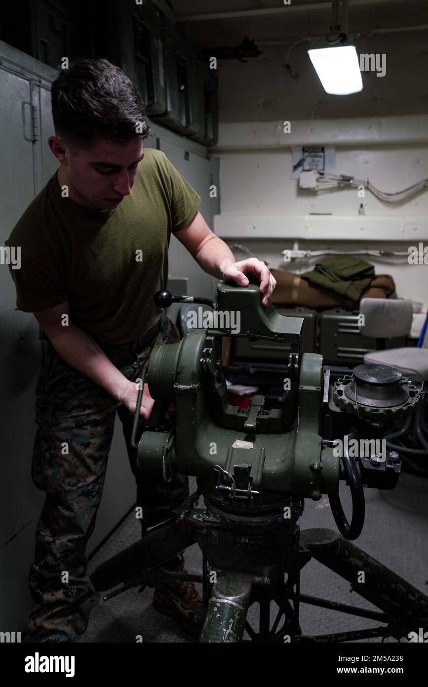 OCÉAN PACIFIQUE (13 février 2022) le caporal Collin Hellman, un technicien en optique, affecté au 1/1 Siège et services, 11th Marine Expeditionary Unit (MEU), assemble un système DE missiles SABRE dans l’arsenal du navire à bord du navire d’atterrissage amphibie de classe Harpers Ferry USS Pearl Harbour (LSD 52), dans l’océan Pacifique, 13 février 2022. Pearl Harbor, qui fait partie du Essex Amphiobie Ready Group (ARG), ainsi que du MEU 11th, opère dans la zone d'exploitation de la flotte US 7th afin d'améliorer l'interopérabilité avec les alliés et les partenaires et de servir de force d'intervention prête à l'emploi pour assurer la sécurité maritime a Banque D'Images