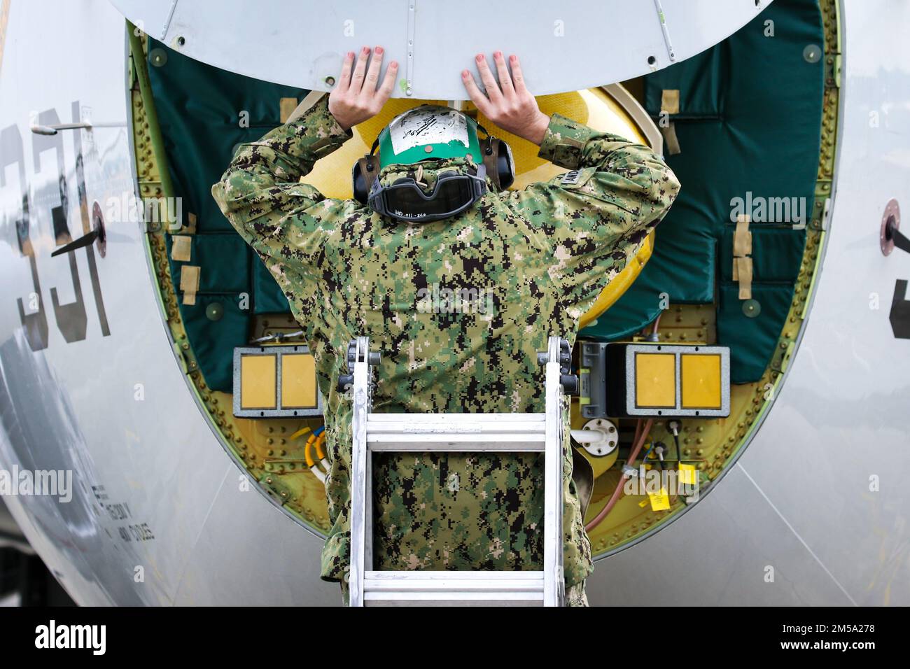 INSTALLATION AÉRIENNE NAVALE ATSUGI (Japon) (14 février 2022) – Nathaniel Anderson, le compagnon de classe 1st des machinistes de l'aviation, affecté aux « Golden Swordmen » de l'escadron de patrouille (VP) 47, dérègle les divergences radar sur un P-8A Poséidon sur la ligne de vol de l'installation aérienne navale (NAF) Atsugi (Japon). Le VP-47 est actuellement déployé à la NAF Misawa, au Japon, dans le cadre d'opérations de patrouille maritime et de reconnaissance et de proximité de théâtre au sein de la zone d'opérations de la flotte américaine 7th (C7F) à l'appui du commandant de la Force opérationnelle 72, C7F et des États-Unis Objectifs du Commandement Indo-Pacifique dans toute la région. Banque D'Images