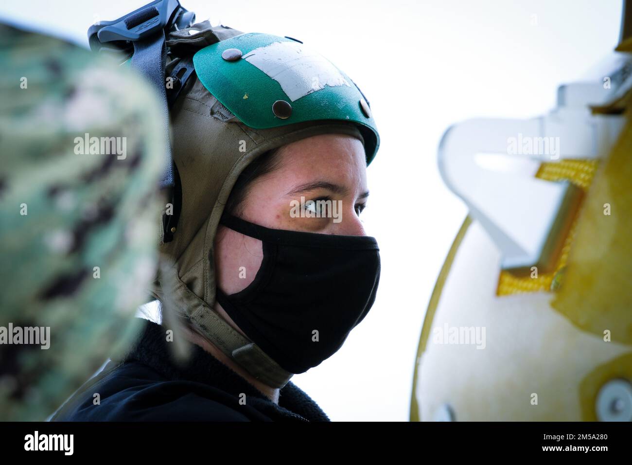 INSTALLATION AÉRIENNE NAVALE ATSUGI (Japon) (14 février 2022) – le technicien en électronique aéronautique Airman Taylor Wanzer, affecté aux « Golden Swordmen » de l’Escadron de patrouille (VP) 47, dépanne les divergences radar sur un P-8A Poséidon sur la ligne de vol de l’installation aérienne navale (NAF) Atsugi (Japon). Le VP-47 est actuellement déployé à la NAF Misawa, au Japon, dans le cadre d'opérations de patrouille maritime et de reconnaissance et de proximité de théâtre au sein de la zone d'opérations de la flotte américaine 7th (C7F) à l'appui du commandant de la Force opérationnelle 72, C7F et des États-Unis Objectifs du Commandement Indo-Pacifique dans toute la région. Banque D'Images