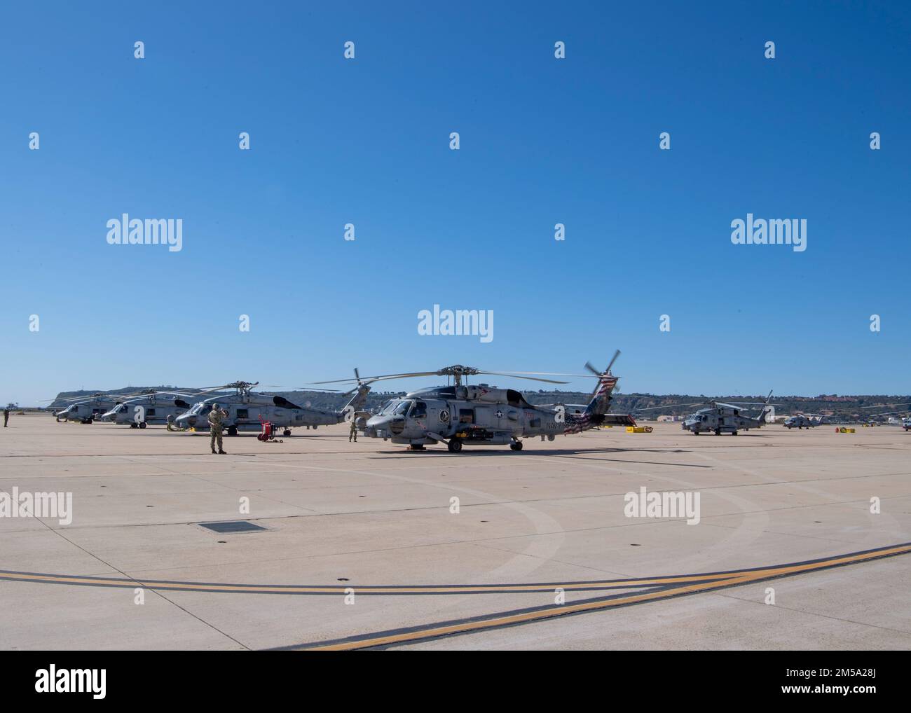 STATION AÉRIENNE NAVALE DE NORTH ISLAND, Californie, (13 février 2022) les marins signalent les procédures d'arrêt du moteur des Seahawks MH-60R, attachés aux Blue Hawks de l'Escadron d'attaque maritime des hélicoptères (USM) 78. Les Blue Hawks, qui font partie du groupe Carl Vinson Carrier Strike Group, sont retournés à leur homeport de San Diego après un déploiement de huit mois dans les flottes américaines de 3rd, 5th et 7th. Banque D'Images