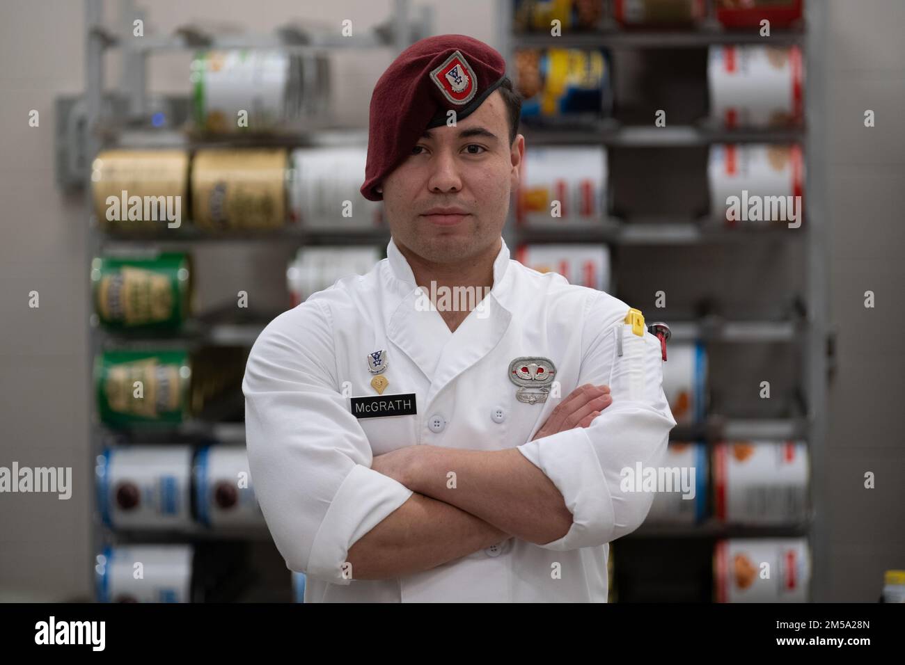 William McGrath, spécialiste culinaire affecté à la Brigade aéroportée 173rd, pose un portrait au Curry Dining Facility sur Caserma Ederle à Vicenza, en Italie, sur 14 février 2022. Banque D'Images