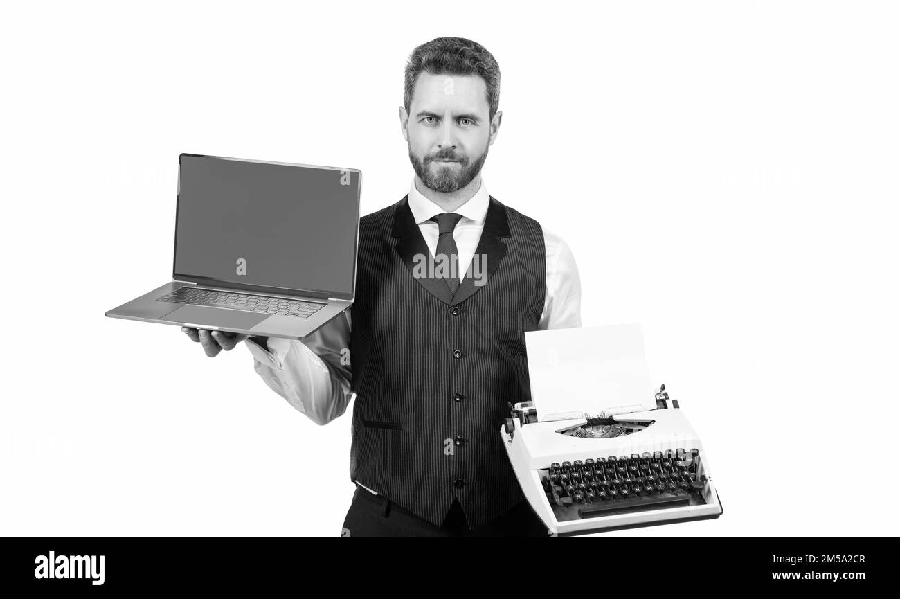 pdg comparant la technologie ancienne et moderne. boss isolé sur blanc. homme d'affaires tient une machine à écrire vintage Banque D'Images