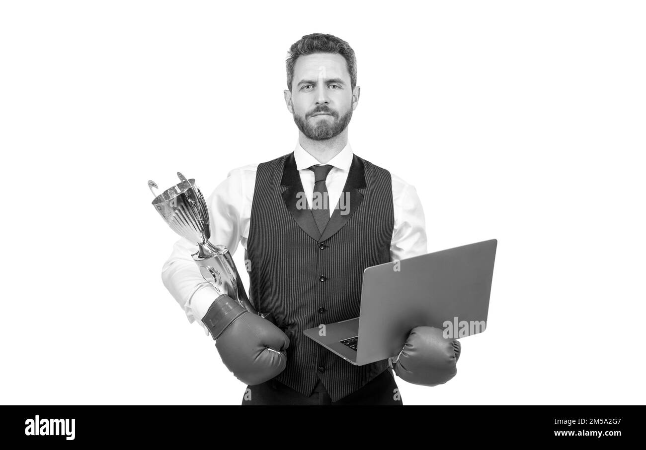 fier homme en gants de boxe tient ordinateur et champion coupe isolée sur fond blanc, gagnant Banque D'Images