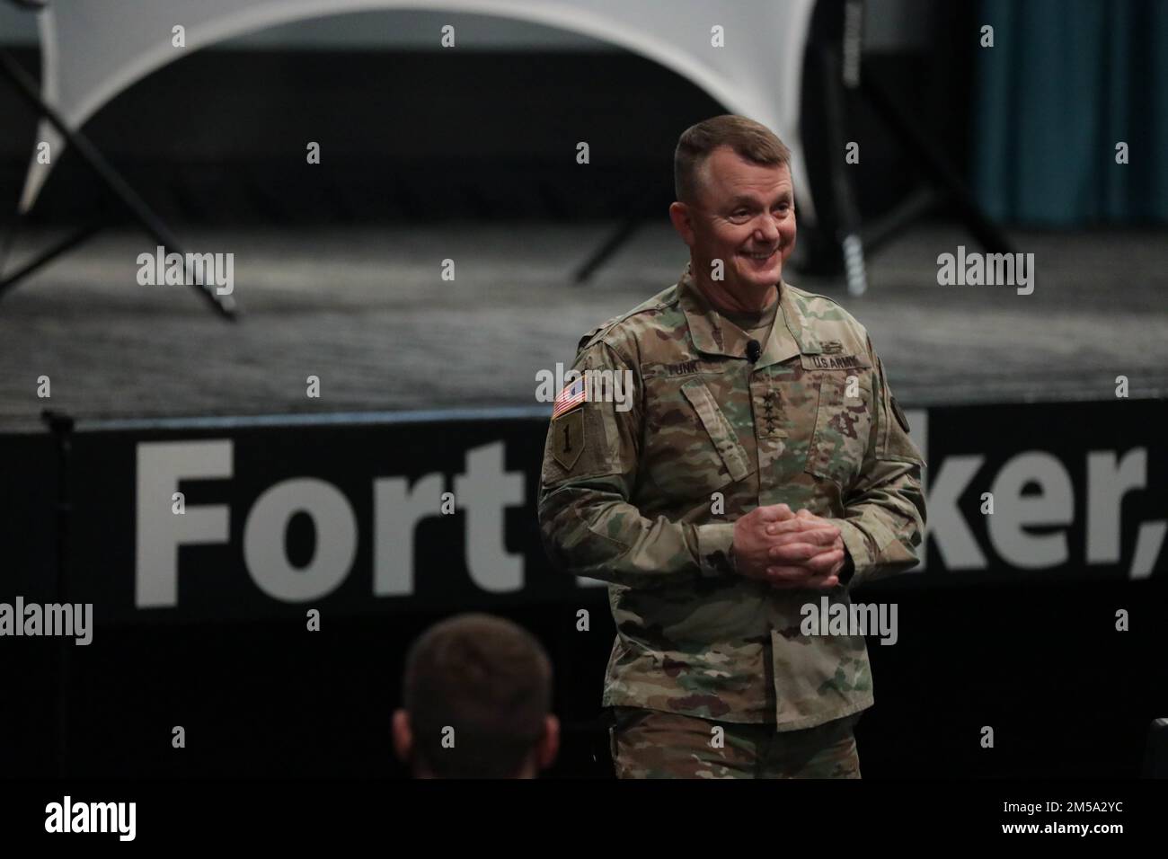 Le général Paul E. Funk II, 17th Commandant général, Commandement de l'instruction et de la doctrine de l'Armée des États-Unis, présente les officiers participant au cours de carrière des capitaines à fort Rucker, Alabama, 14 février 2022. Au cours du mémoire, le général Funk a parlé de la conduite du changement dans l'armée, qui consiste en un climat de commandement, un leadership intrusif positif, la confiance, les rapports, le suivi et la rétroaction. Banque D'Images