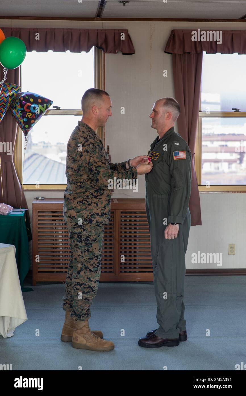 ÉTATS-UNIS Le Colonel lance Lewis, commandant de la Marine corps Air Station Iwakuni, décerne la Légion du mérite aux États-Unis Le capitaine de la Marine, Adrian Calder, commandant en exercice de la Carrier Air Wing (CVW) 5, à la Marine corps Air Station Iwakuni, le 14 février 2022. Une cérémonie de changement de commandement est une tradition qui a été honorée dans le temps et qui signifie officiellement le transfert de l'autorité d'un commandant à l'autre. Le CVW-5 est déployé vers la station aérienne afin d'assurer la sécurité et la stabilité dans l'ensemble de l'Indo-Pacifique. Banque D'Images
