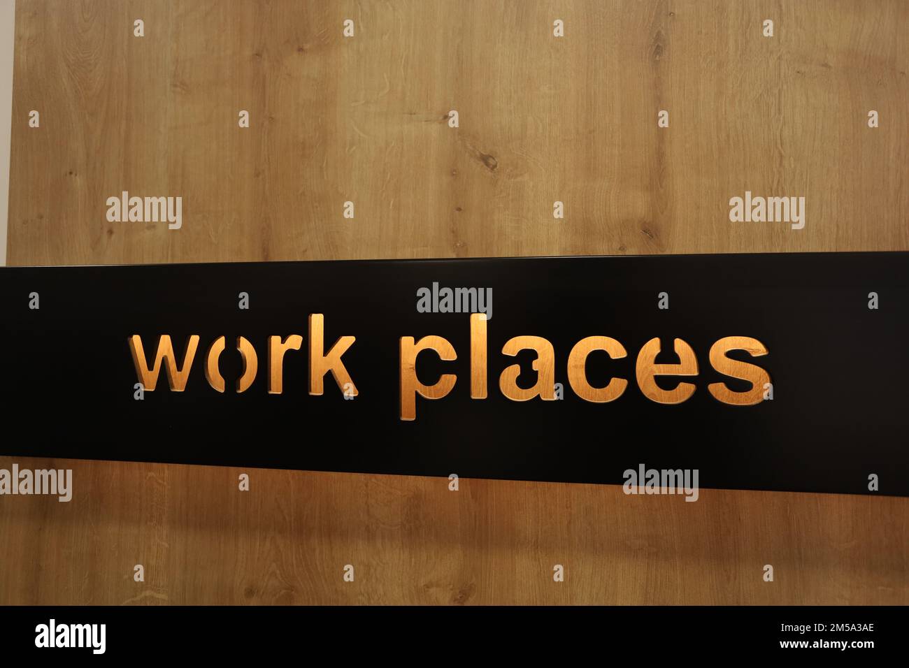 espace de travail avec plaque en bois. lieux de travail Banque D'Images