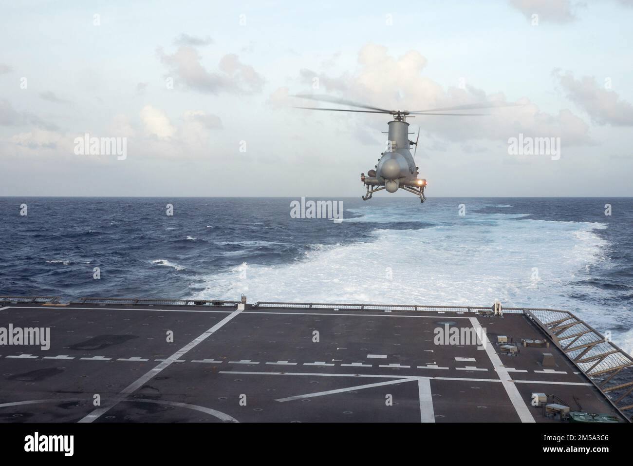 220214-N-LI768-1153 MER DES PHILIPPINES (14 février 2022) – un MQ-8B terrain de scouts de feu sur le pont de vol du navire de combat littoral Independence-variant USS Tulsa (LCS 16). Tulsa, qui fait partie du Destroyer Squadron (DESRON) 7, est sur un déploiement rotatif, opérant dans la zone d'exploitation de la flotte américaine 7th afin d'améliorer l'interopérabilité avec les partenaires et de servir de force de réaction prête à l'appui d'une région Indo-Pacifique libre et ouverte. Banque D'Images