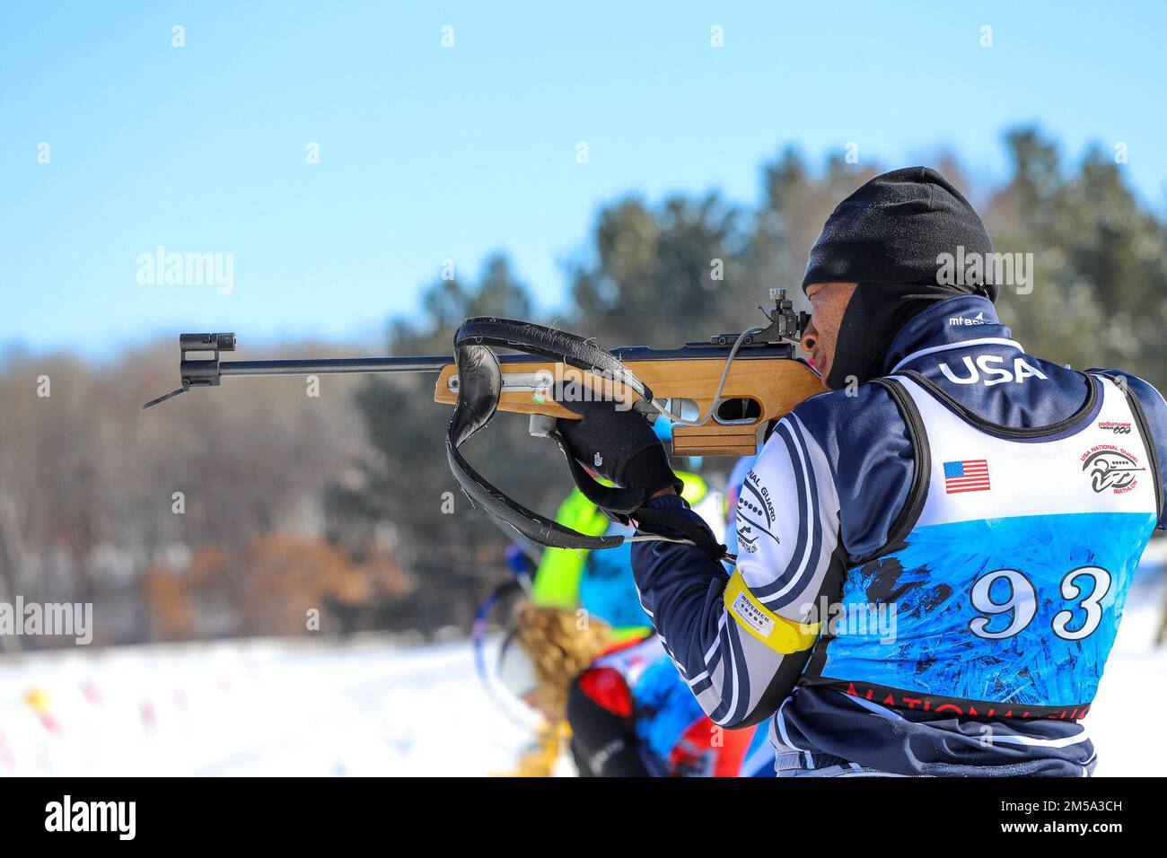 Îles Vierges Charles Moorehead vise un fusil sur la ligne de tir lors des Championnats de biathlon 2022 du Bureau de la Garde nationale au Camp Ripley, MN, 14 février 2022. Les Biathlons est un sport d'hiver qui combine le ski de fond et le tir à la carabine. Cet événement d'une semaine se compose d'une course de sprint, d'une course de poursuite, d'une course de relais et d'une course de patrouille. Banque D'Images