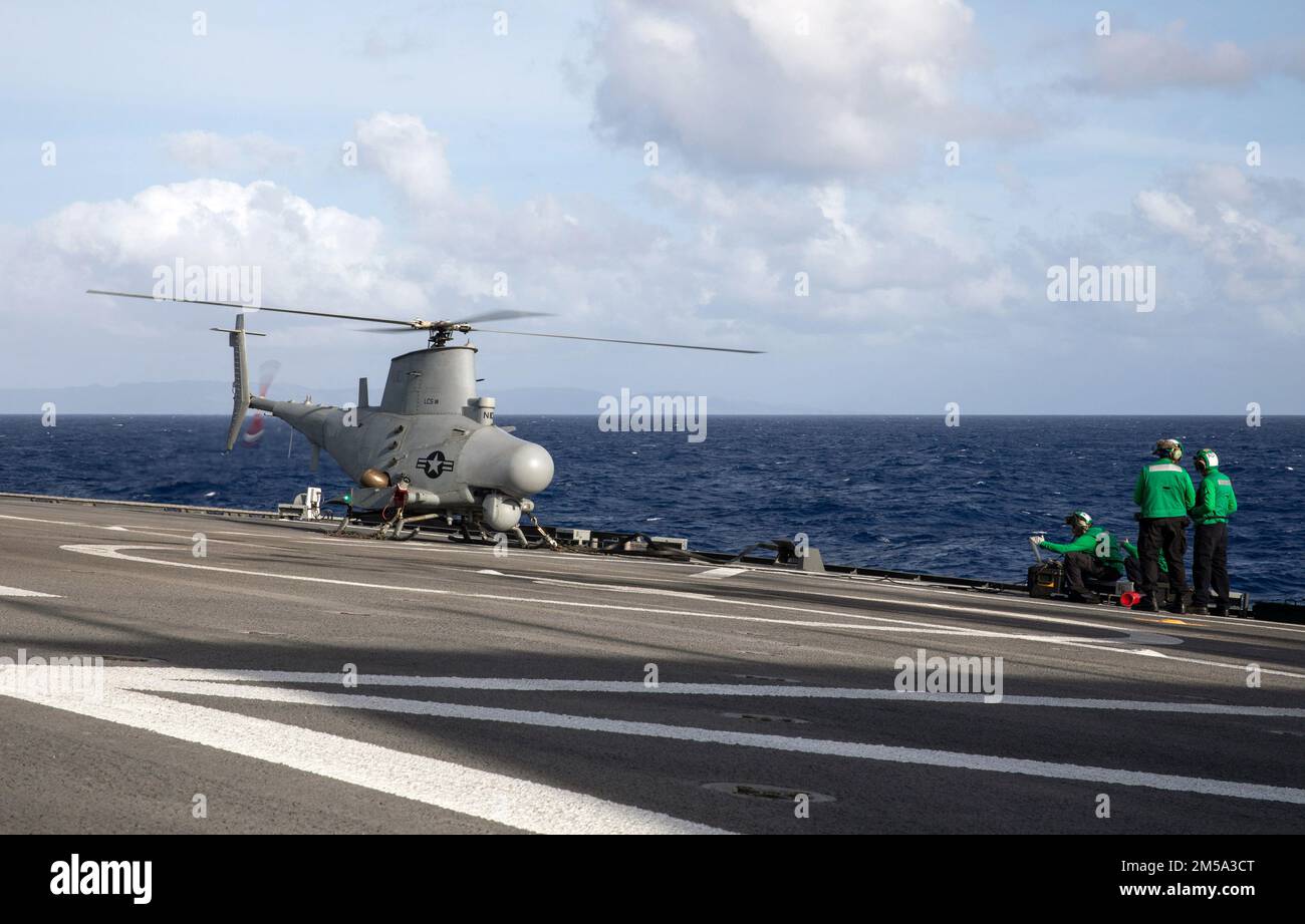 220214-N-LI768-1048 MER DES PHILIPPINES (le 14 février 2022) – des marins affectés aux « Blackjacks » de l'escadron de combat de la mer (HSC) 21 préparent un scout de pompiers MQ-8B pour un vol à bord du navire de combat littoral de type Independence-variant USS Tulsa (LCS 16). Tulsa, qui fait partie du Destroyer Squadron (DESRON) 7, est sur un déploiement rotatif, opérant dans la zone d'exploitation de la flotte américaine 7th afin d'améliorer l'interopérabilité avec les partenaires et de servir de force de réaction prête à l'appui d'une région Indo-Pacifique libre et ouverte. Banque D'Images