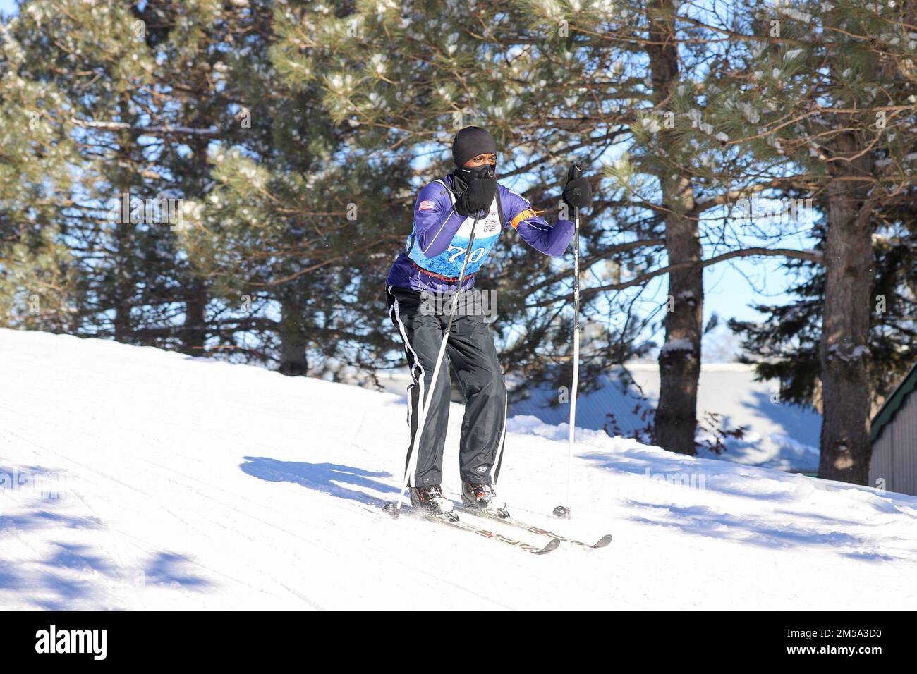 Îles Vierges Daniel Nibbs descend une petite pente lors des Championnats de biathlon 2022 du Bureau de la Garde nationale au Camp Ripley, MN, le 14 février 2022. Les Biathlons est un sport d'hiver qui combine le ski de fond et le tir à la carabine. Cet événement d'une semaine se compose d'une course de sprint, d'une course de poursuite, d'une course de relais et d'une course de patrouille. Banque D'Images