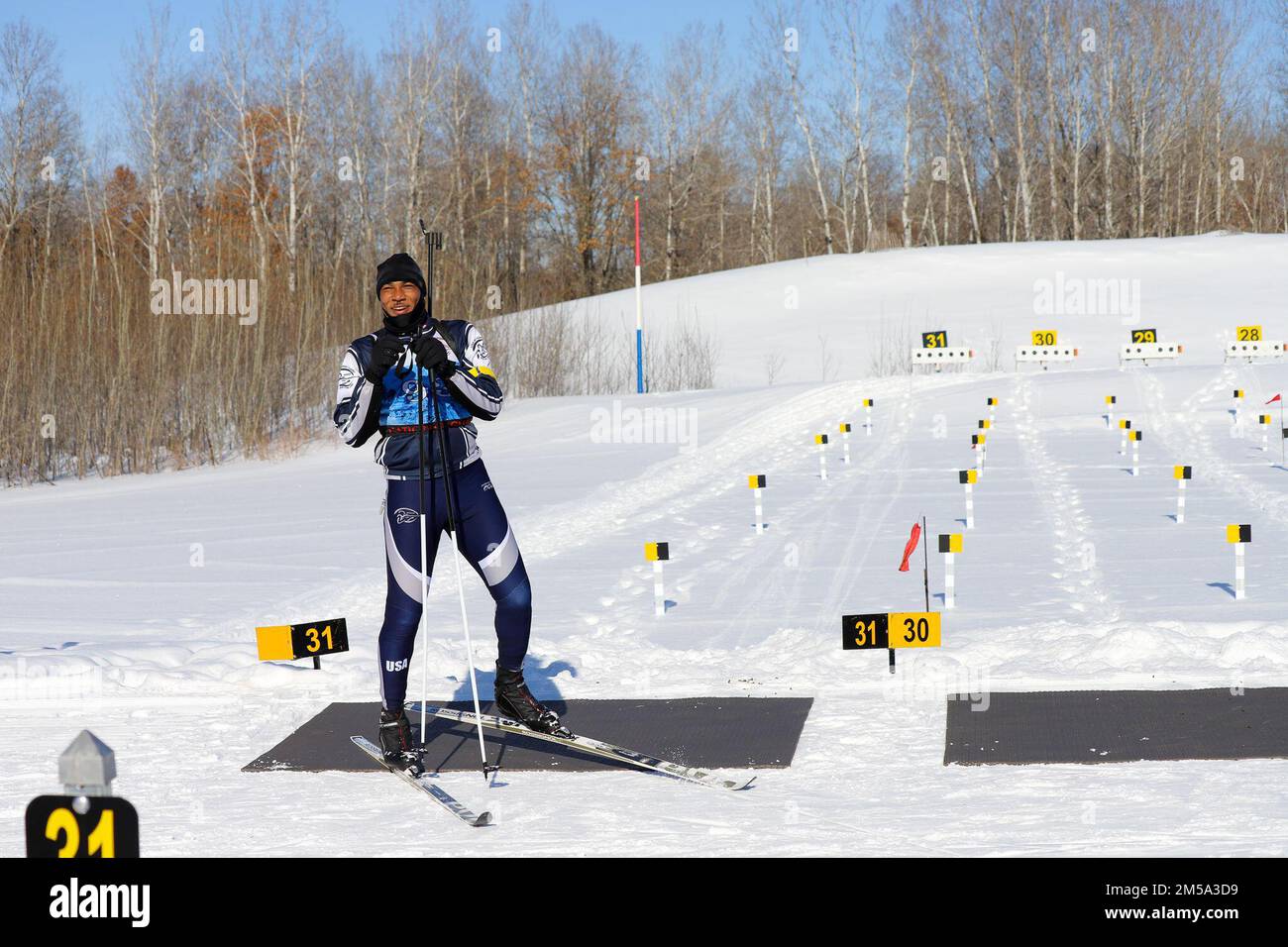 Îles Vierges Charles Moorehead s'est arrêté sur le champ de tir lors des Championnats de biathlon 2022 du Bureau de la Garde nationale au Camp Ripley, MN, le 14 février 2022. Les Biathlons est un sport d'hiver qui combine le ski de fond et le tir à la carabine. Cet événement d'une semaine se compose d'une course de sprint, d'une course de poursuite, d'une course de relais et d'une course de patrouille. Banque D'Images