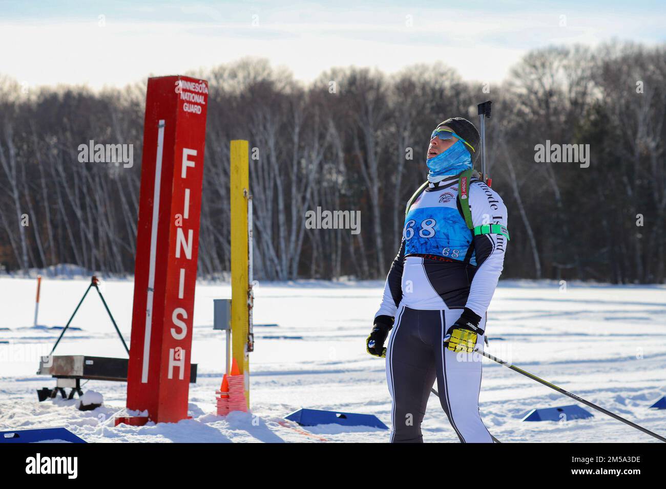Les biathlètes de plus de 20 États participent à une course à la poursuite lors des Championnats de biathlon 2022 du Bureau de la Garde nationale au Camp Ripley, MN, le 14 février 2022. Les Biathlons est un sport d'hiver qui combine le ski de fond et le tir à la carabine. Cet événement d'une semaine se compose d'une course de sprint, d'une course de poursuite, d'une course de relais et d'une course de patrouille. Banque D'Images