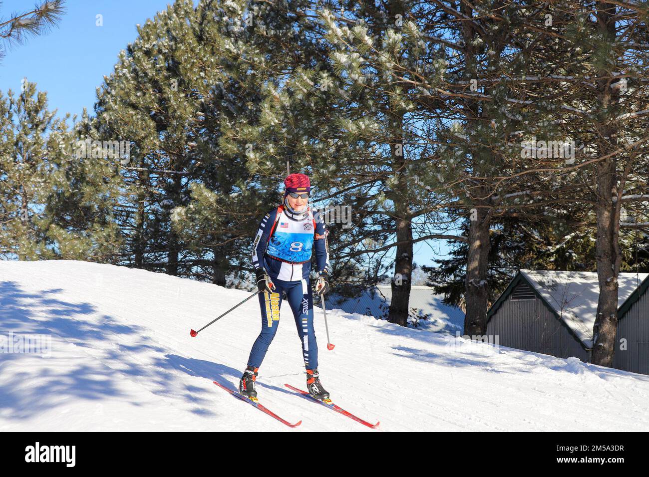 Les biathlètes de plus de 20 États participent à une course à la poursuite lors des Championnats de biathlon 2022 du Bureau de la Garde nationale au Camp Ripley, MN, le 14 février 2022. Les Biathlons est un sport d'hiver qui combine le ski de fond et le tir à la carabine. Cet événement d'une semaine se compose d'une course de sprint, d'une course de poursuite, d'une course de relais et d'une course de patrouille. Banque D'Images