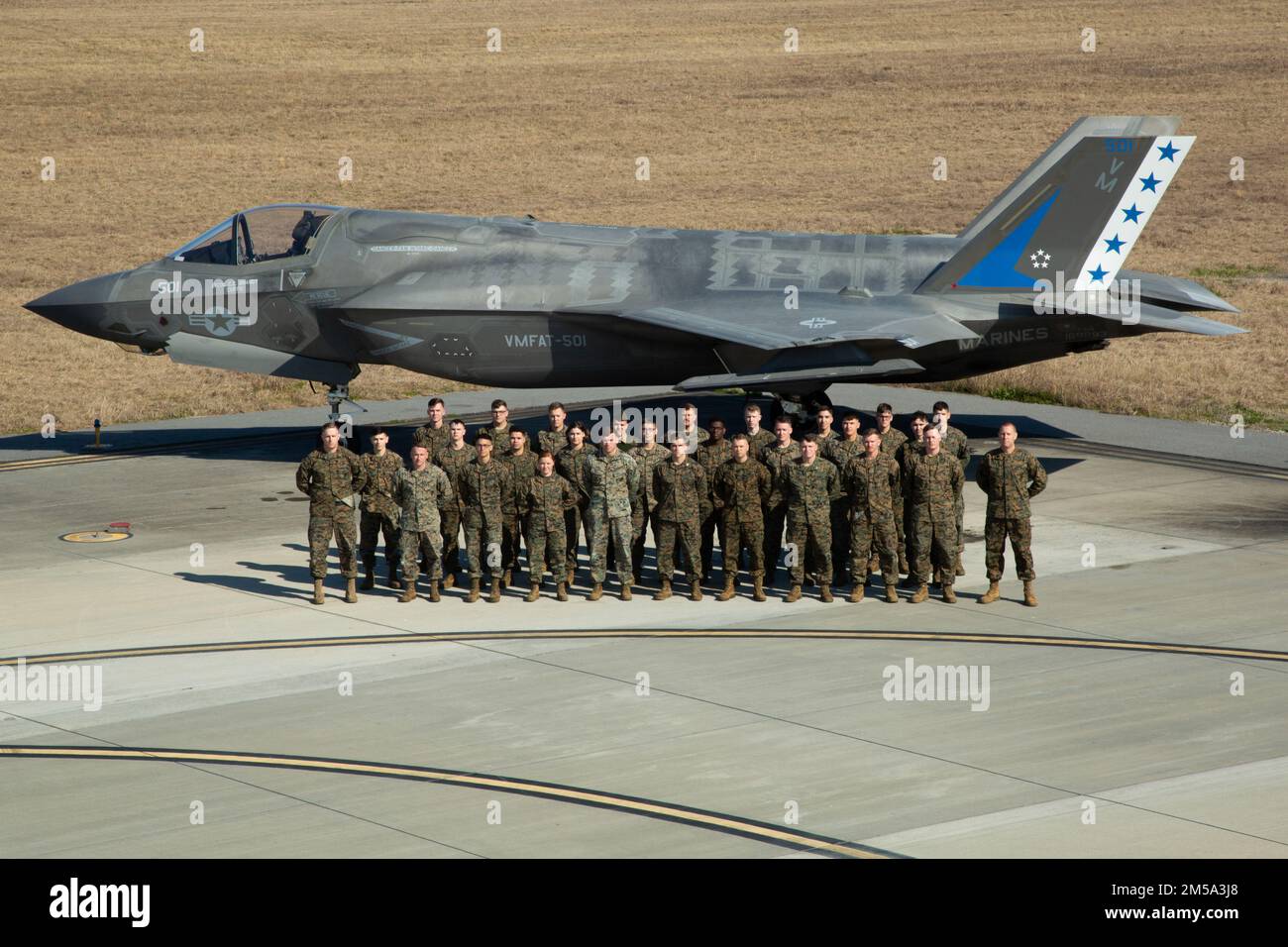 Les Marines, avec le Marine Fighter Attack Training Squadron 501, Marine Aircraft Group 31, se tiennent en formation pour une photo d'atelier, à la Marine corps Air Station Beaufort, S.C. le 14 février 2022. Les photos de magasin sont utilisées pour documenter le personnel en temps réel. Banque D'Images