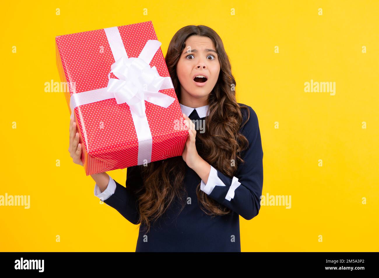 Enfant adolescent émotionnel tenir cadeau à l'anniversaire. Drôle enfant  fille tenant des boîtes-cadeaux célébrant le nouvel an ou Noël heureux.  Adolescente en colère, bouleversée Photo Stock - Alamy