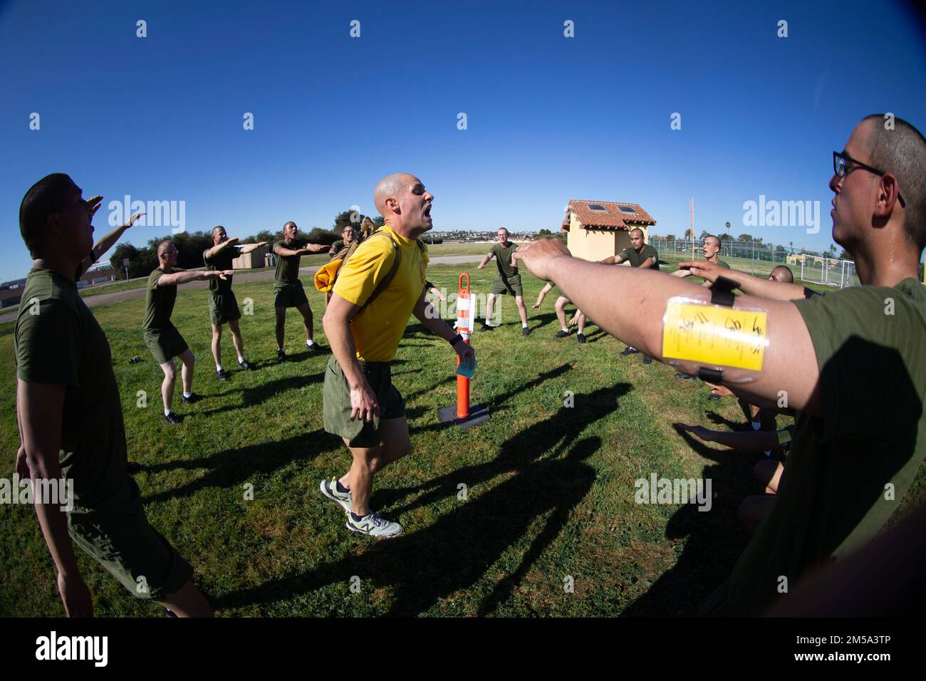 ÉTATS-UNIS Marine corps recrute avec Hotel Company, 2nd Recruit Training Battalion, effectue un cours de circuit lors d'un événement d'entraînement physique au Marine corps Recruit Depot San Diego, 14 février 2022. L'importance de la forme physique dans chaque vie de Marines a commencé dans la formation de recrutement. La formation physique est effectuée régulièrement tout au long de la formation des recrues afin d'assurer la préparation physique au sein des comapnies. Banque D'Images