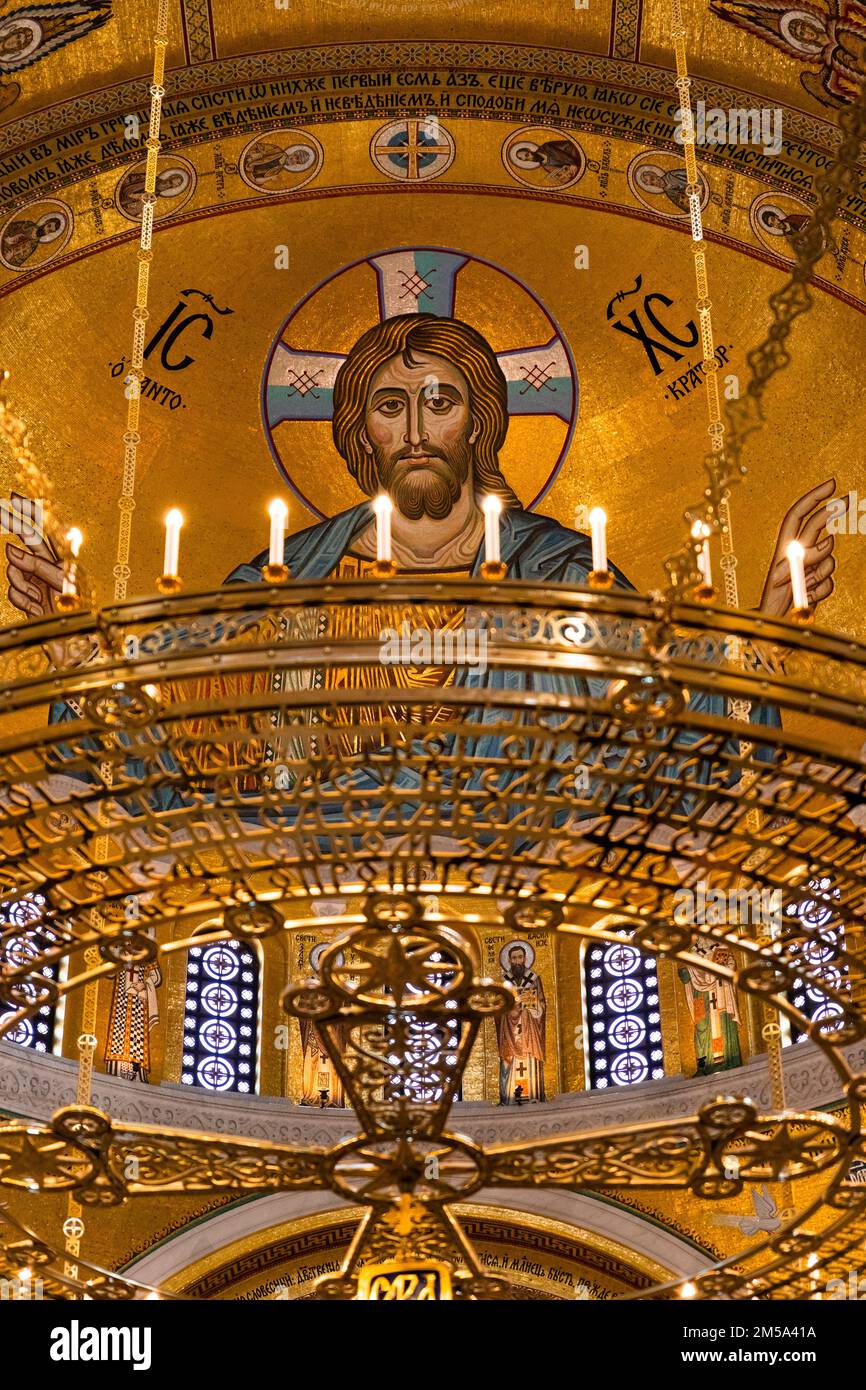 Belgrade, Serbie - 20 décembre 2022 : intérieur de l'église Saint-Sava avec de belles icônes de Jésus-Christ en mosaïque à Belgrade, Serbie Banque D'Images