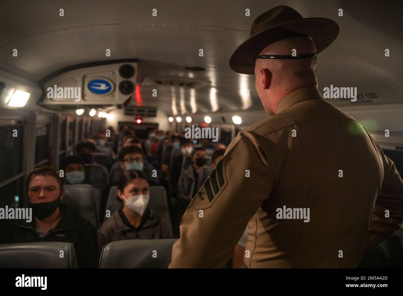 A ÉTATS-UNIS Marine corps recevant un instructeur d'exercices accueille les nouvelles recrues de Golf Company, 2nd Recruit Training Bataillon, au Marine corps Recruit Depot San Diego, 14 février 2022. Une fois que les recrues ont dévalé le bus et ont pris les empreintes jaunes, leurs treize semaines de formation commencent. Une fois que les recrues sont vérifiées pour les articles interdits, elles font un appel téléphonique, reçoivent des coupes de cheveux et reçoivent leur équipement. Banque D'Images