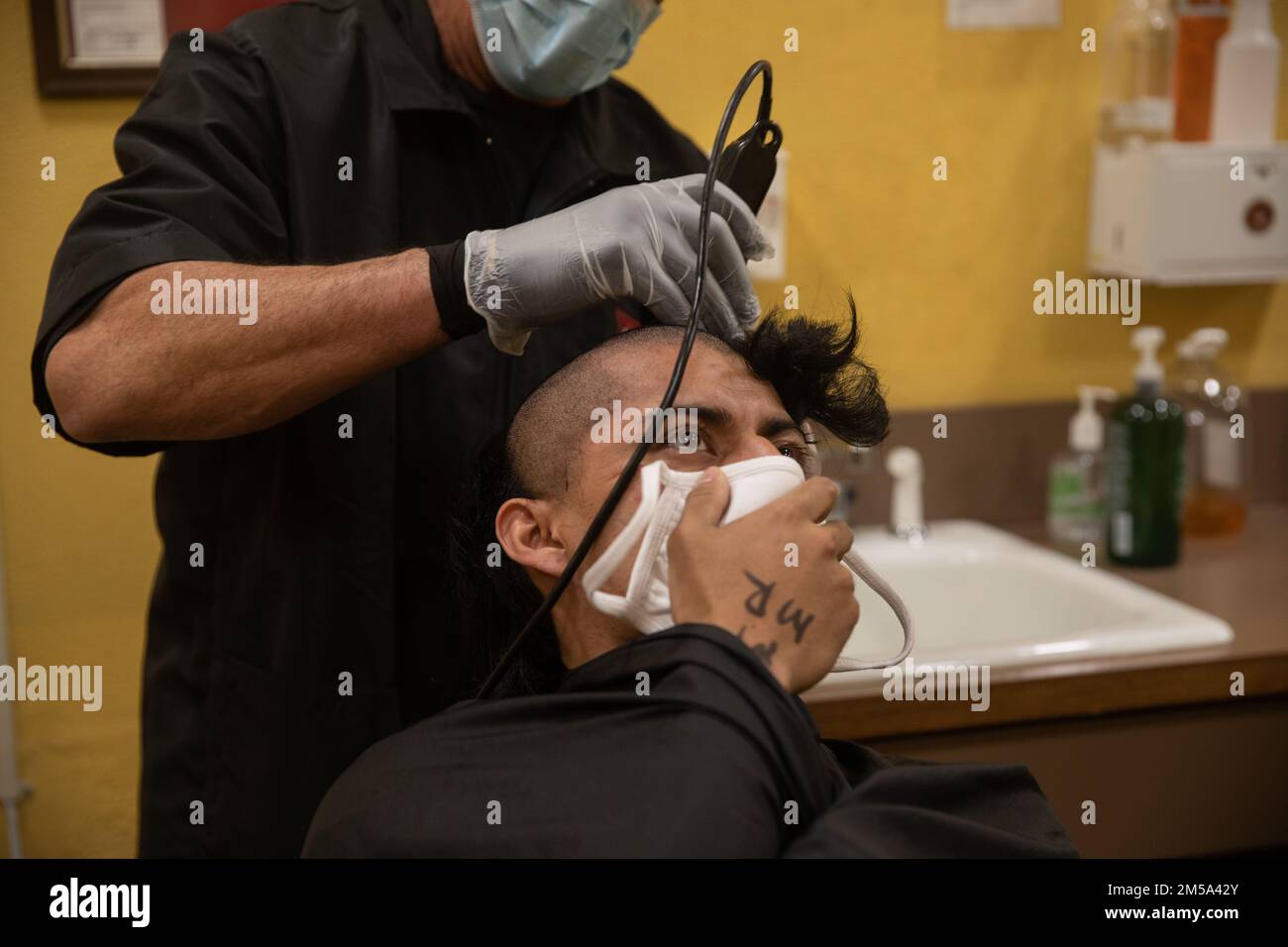 ÉTATS-UNIS Recrue du corps maritime Christian Morales-Cervantes, une recrue de Golf Company, 2nd Recruit Training Battalion, se coupe les cheveux lors de la réception au Marine corps Recruit Depot San Diego, 14 février 2022. La première coupe de cheveux des recrues représente le début de la transformation du civil à la Marine. Morales-Cervantes a été recruté à Phoenix, en Arizona, à Recruiting Station Phoenix. Banque D'Images