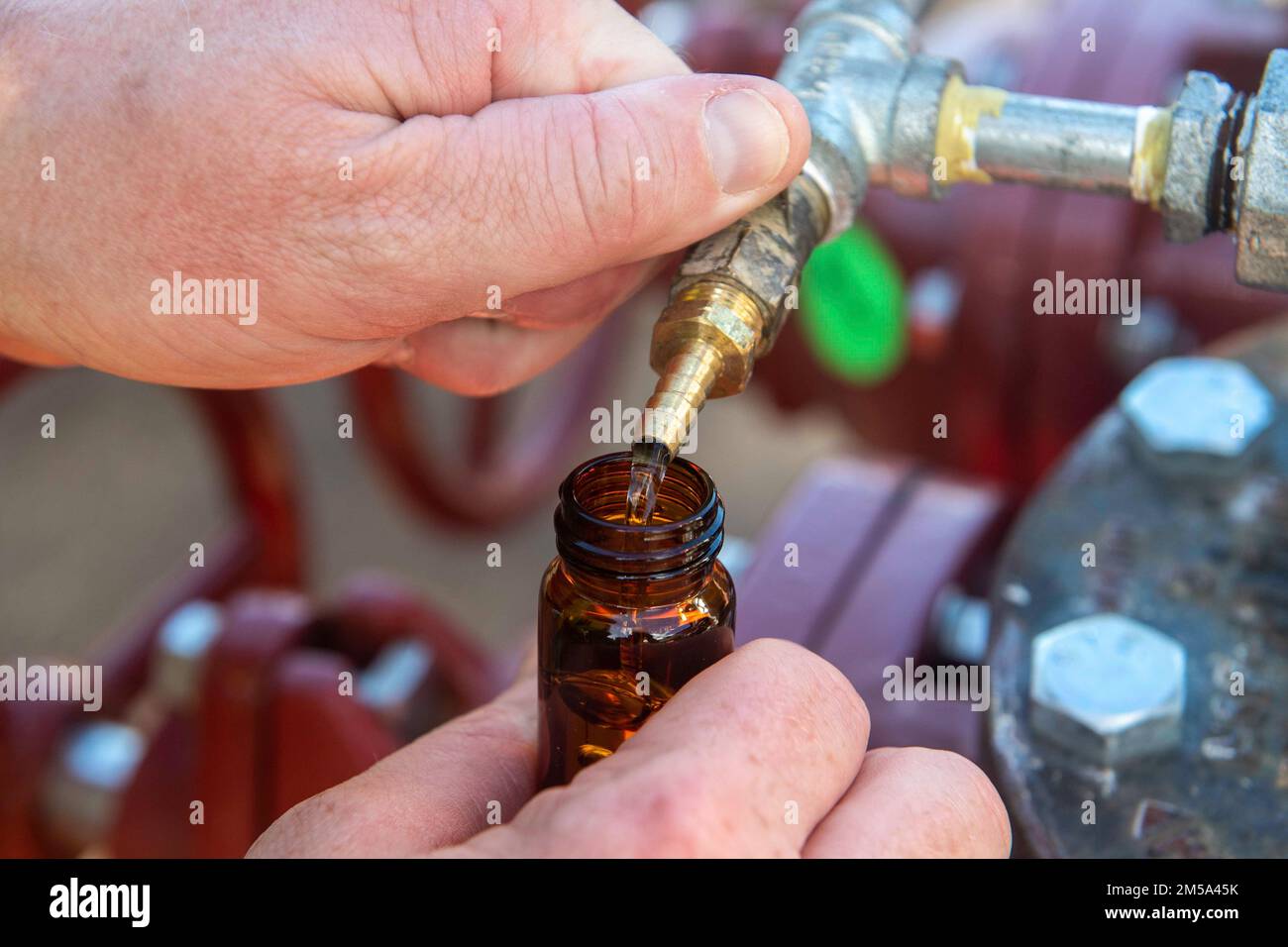 220214-N-FD567-1100 AIEA, Hawaii (14 février 2022) - le lieutenant Travis Christensen, affecté au Commandement des systèmes d'ingénierie des installations navales, Washington, recueille des échantillons d'eau des filtres à charbon actif granulaire utilisés dans le cadre des efforts de récupération des puits de Red Hill. États-Unis Navy travaille en étroite collaboration avec le ministère de la Santé d'Hawaii, aux États-Unis Environmental protection Agency et les États-Unis L’Armée de terre restaurera de l’eau potable dans les collectivités d’habitation de la base conjointe Pearl Harbour-Hickam par échantillonnage et rinçage, et par le rétablissement du puits de Red Hill. Pour plus d'informations, rendez-vous sur : www.navy.mil/jointbasewate Banque D'Images