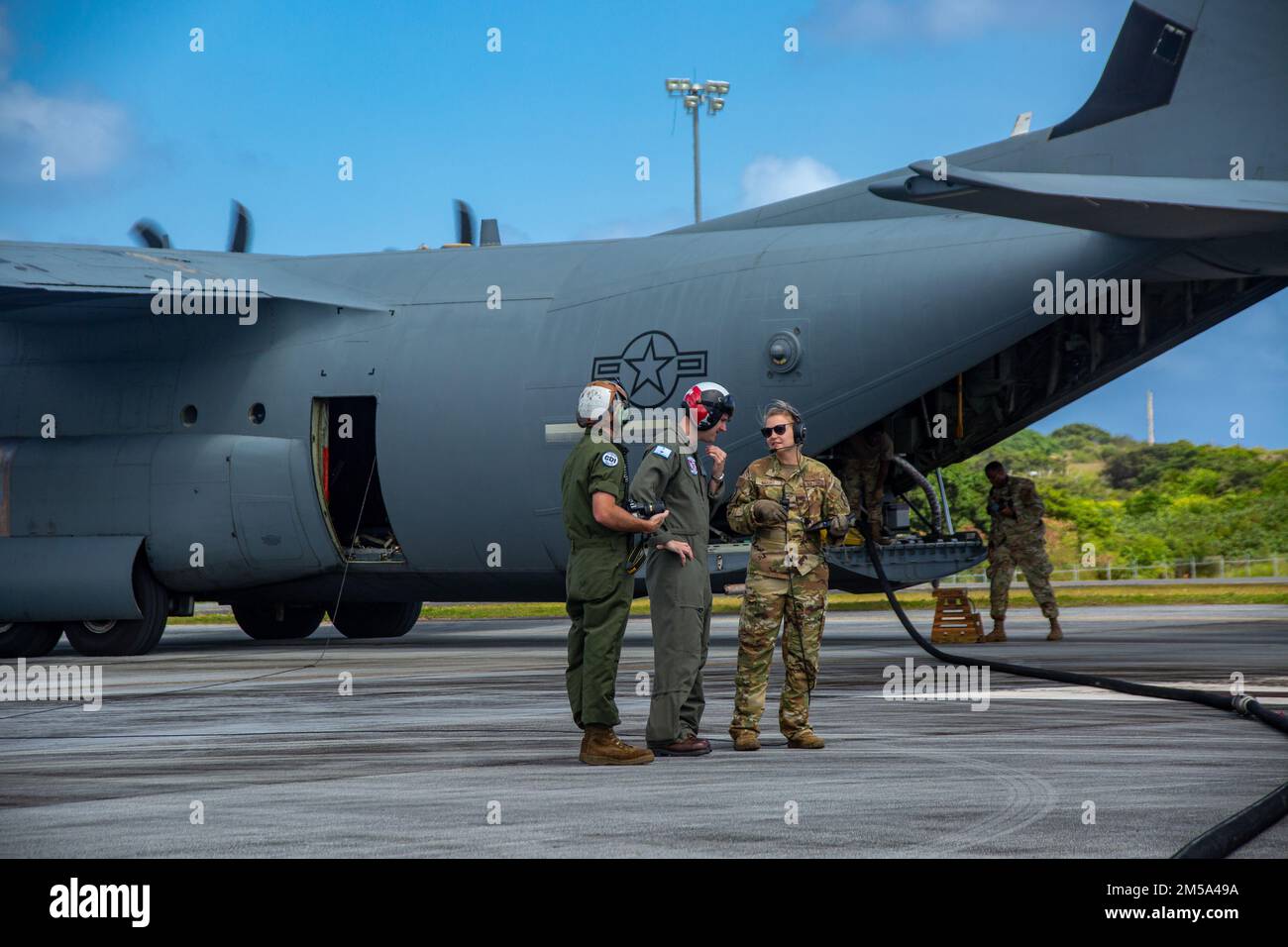 ÉTATS-UNIS Marines avec Marine Fighter Attack Squadron 112 et U.S. Des aviateurs du 40th escadron de transport aérien effectuent le ravitaillement à ciel ouvert à partir d'un avion KC-130J Super Hercules au cours du COPE North 2022 à la base aérienne d'Andersen, à Guam, le 14 février 2022. Cope North est un exercice multinational mené chaque année à la base aérienne d'Andersen qui améliore les relations des États-Unis avec nos alliés et partenaires régionaux en favorisant l'échange d'informations et en affinant les tactiques partagées pour renforcer le soutien mutuel à la sécurité régionale. Banque D'Images