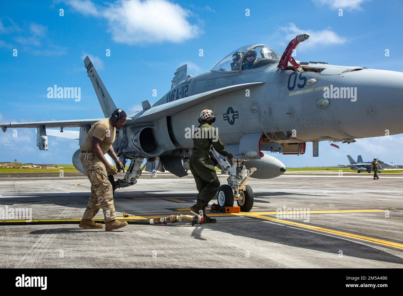Sergent d'état-major de la Force aérienne des États-Unis Christopher Broome (à gauche), superviseur de l'équipement de soutien à la mobilité du carburant au 40th e Escadron de transport aérien, et Cpl lance du corps des Marines des États-Unis. Trevor Young, mécanicien de ligne de puissance de l'escadron d'attaque de chasseurs marins 112, ravitailler un avion F/A-18C Hornet au cours du COPE North 2022 à la base aérienne d'Andersen, Guam, le 14 février 2022. Cope North est un exercice multinational mené chaque année à l'AFB d'Andersen qui améliore les relations des États-Unis avec nos alliés et partenaires régionaux en favorisant l'échange d'informations et en affinant les tactiques partagées pour renforcer le soutien mutuel de la secu régionale Banque D'Images