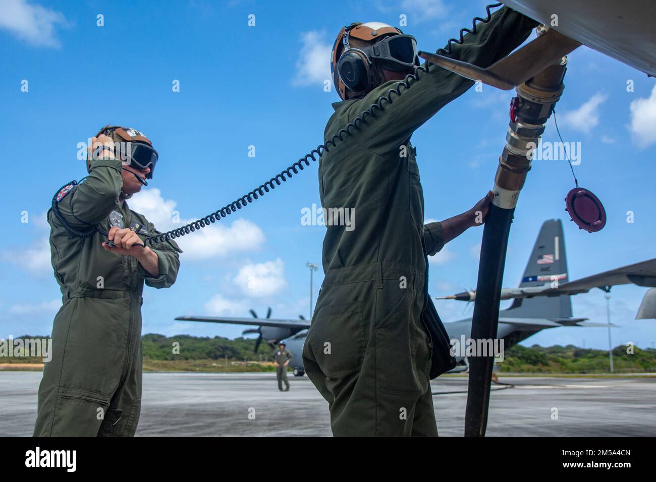 ÉTATS-UNIS Le Sgt Devon Csendes, chef de la division Powerline de l'escadron d'attaque de chasseurs marins 112 (à gauche), et le Cpl. Trevor Young, mécanicien de ligne électrique de la VMFA-112, effectuent le ravitaillement en fosse chaude d'un avion F/A-18C Hornet au cours de COPE North 2022 à la base aérienne d'Andersen, à Guam, le 14 février 2022. Cope North est un exercice multinational mené chaque année à la base aérienne d'Andersen qui améliore les relations des États-Unis avec nos alliés et partenaires régionaux en favorisant l'échange d'informations et en affinant les tactiques partagées pour renforcer le soutien mutuel à la sécurité régionale. Banque D'Images