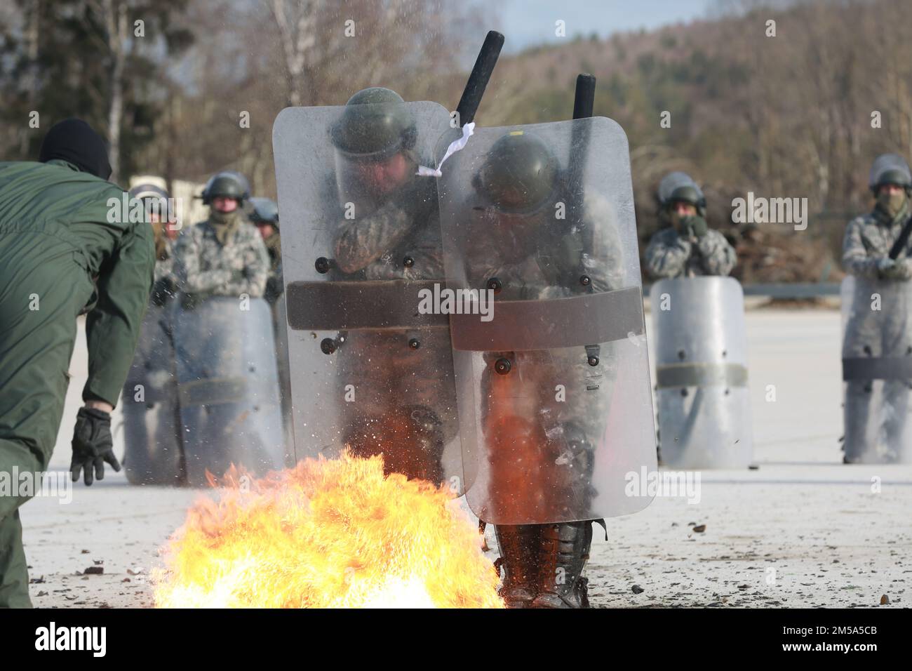 Un soldat de Macédoine réagit au cocktail Molotov tout en subissant une formation de phobie du feu au joint multinational Readiness Centre, Hohenfels, Allemagne, 14 février 2022. La KFOR 30 est une manifestation multinationale de formation qui a pour but de préparer les unités à leur déploiement dans le Commandement régional du Kosovo à l'est. Banque D'Images
